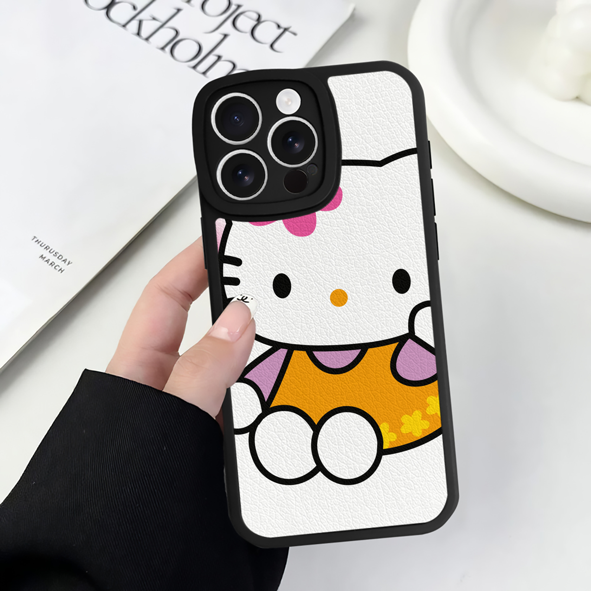 （画像用） Hello Kitty ハローキティ 【iPhone 16シリーズ対応】シリコンスマホケース（レザー調） 材質：シリコン